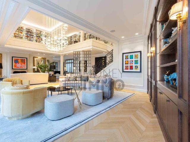 Tout savoir sur cet appartement dans le quartier Triangle d'Or, à Paris 8ème