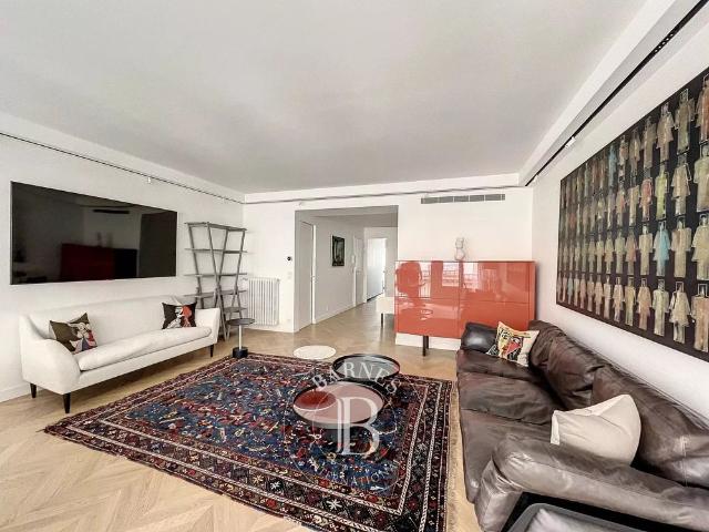 Tout savoir sur cet appartement dans le quartier Triangle d'Or, à Paris 8ème