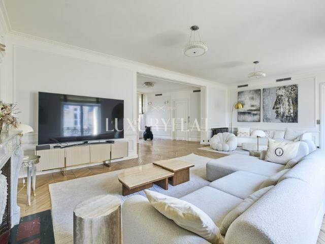 Tout savoir sur cet appartement dans le quartier Triangle d'Or, à Paris 8ème