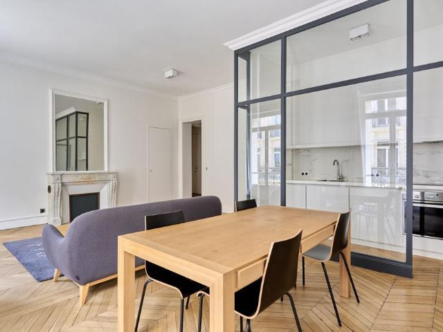Tout savoir sur cet appartement dans le quartier Triangle d'Or, à Paris 8ème