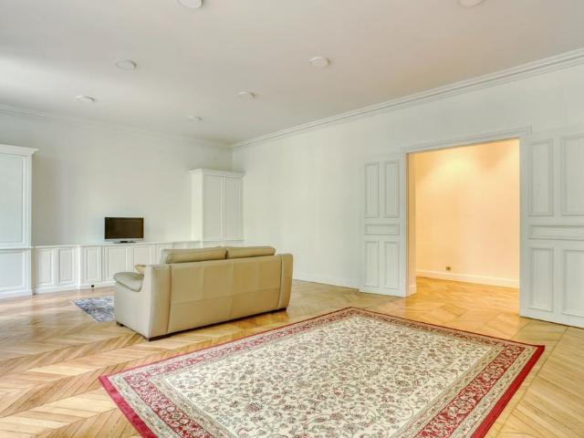 Tout savoir sur cet appartement dans le quartier Triangle d'Or, à Paris 8ème