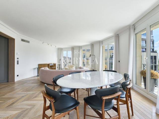 Tout savoir sur cet appartement dans le quartier Triangle d'Or, à Paris 8ème