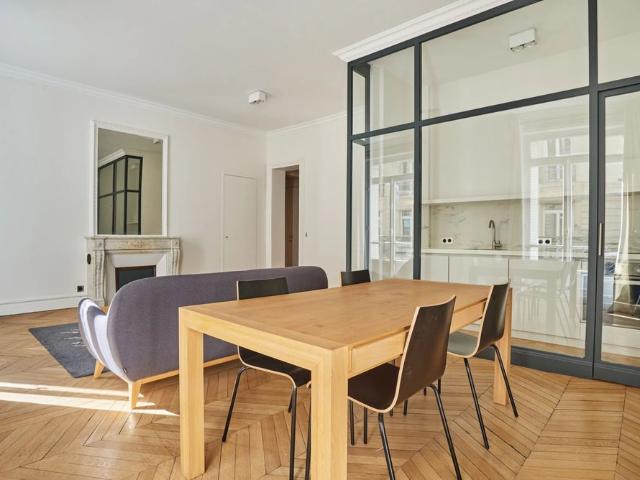 Tout savoir sur cet appartement dans le quartier Triangle d'Or, à Paris 8ème