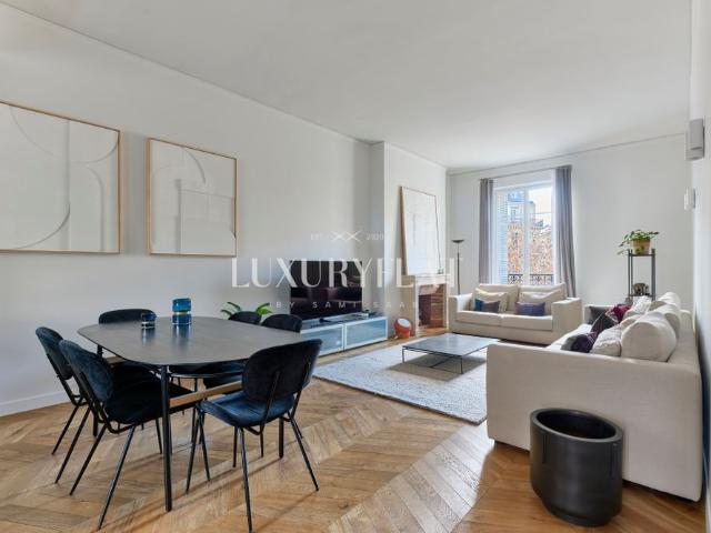 Tout savoir sur cet appartement dans le quartier Triangle d'Or, à Paris 8ème