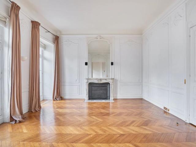 Tout savoir sur cet appartement dans le quartier Triangle d'Or, à Paris 8ème
