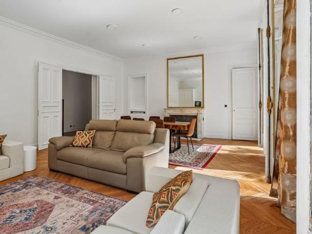 Tout savoir sur cet appartement dans le quartier Triangle d'Or, à Paris 8ème