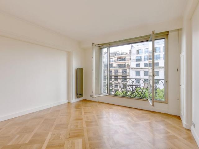 Tout savoir sur cet appartement dans le quartier Triangle d'Or, à Paris 8ème