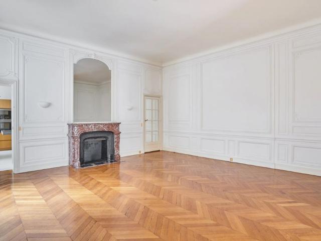 Tout savoir sur cet appartement dans le quartier Triangle d'Or, à Paris 8ème