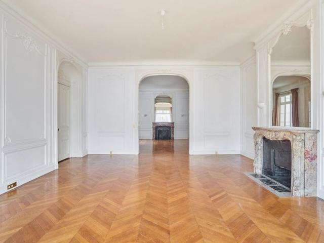 Tout savoir sur cet appartement dans le quartier Triangle d'Or, à Paris 8ème