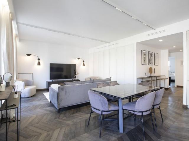 Tout savoir sur cet appartement dans le quartier Triangle d'Or, à Paris 8ème