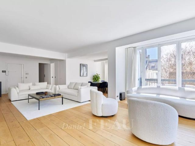 Tout savoir sur cet appartement dans le quartier Triangle d'Or, à Paris 8ème