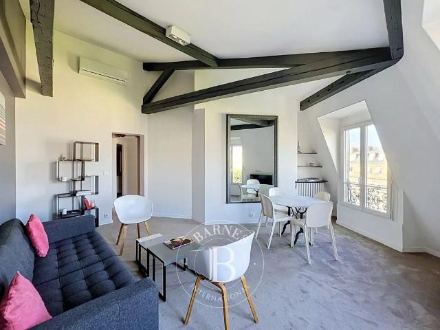 Tout savoir sur cet appartement dans le quartier Triangle d'Or, à Paris 8ème