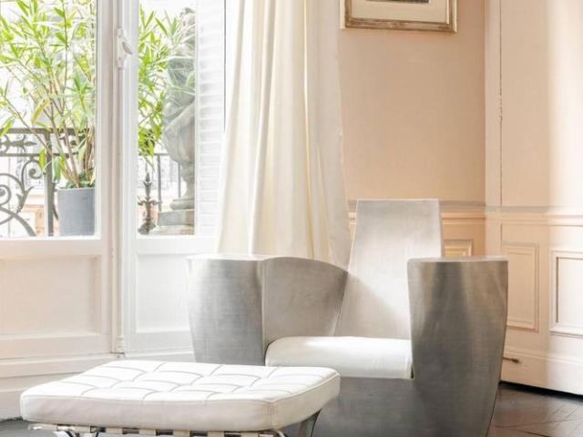 Tout savoir sur cet appartement dans le quartier Triangle d'Or, à Paris 8ème