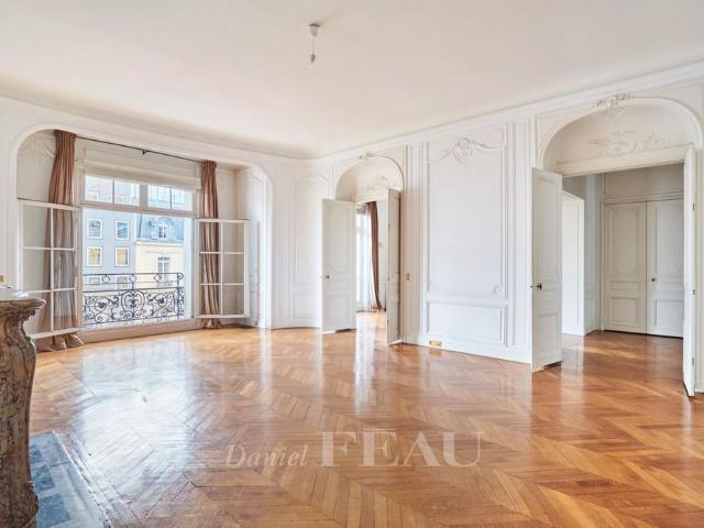 Tout savoir sur cet appartement dans le quartier Triangle d'Or, à Paris 8ème