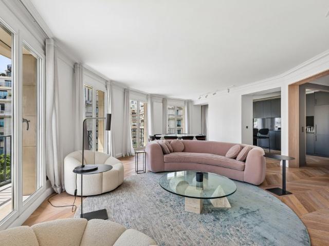 Tout savoir sur cet appartement dans le quartier Triangle d'Or, à Paris 8ème