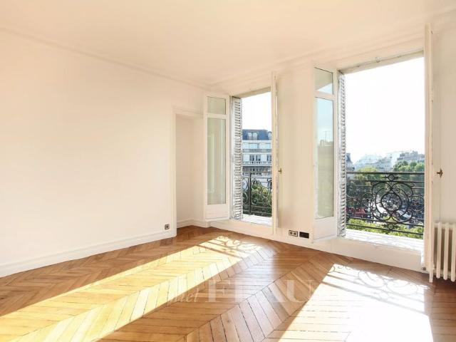 Tout savoir sur cet appartement dans le quartier Triangle d'Or, à Paris 8ème
