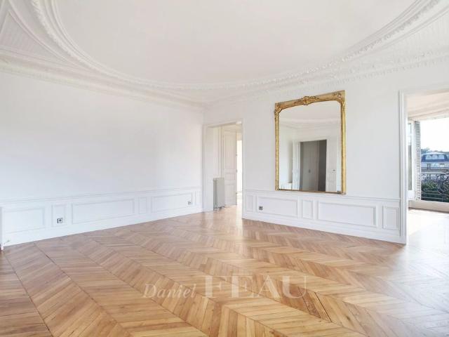 Tout savoir sur cet appartement dans le quartier Triangle d'Or, à Paris 8ème