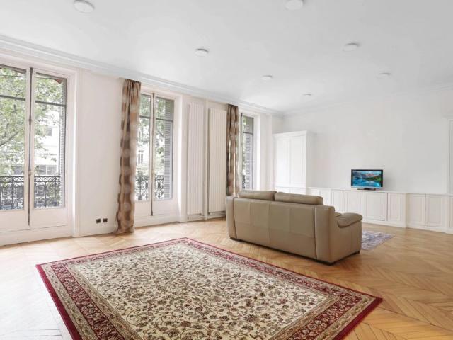 Tout savoir sur cet appartement dans le quartier Triangle d'Or, à Paris 8ème