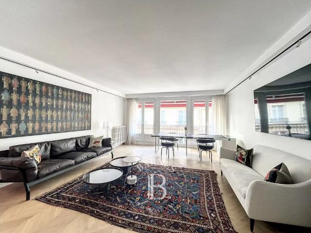 Tout savoir sur cet appartement dans le quartier Triangle d'Or, à Paris 8ème