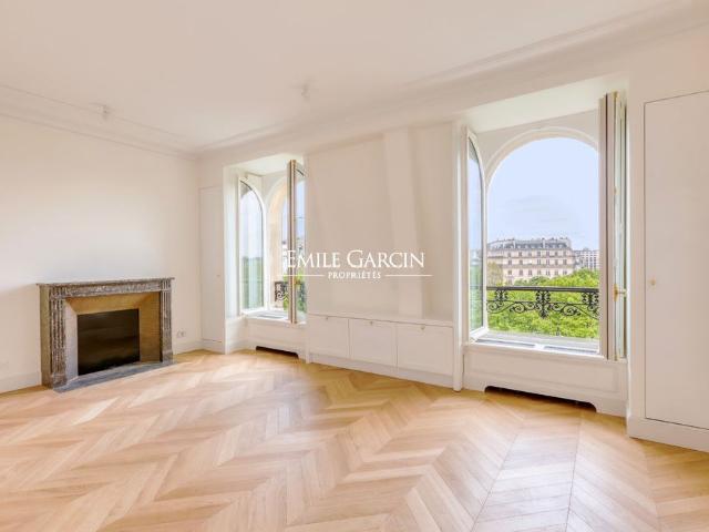 Tout savoir sur cet appartement dans le quartier Triangle d'Or, à Paris 8ème