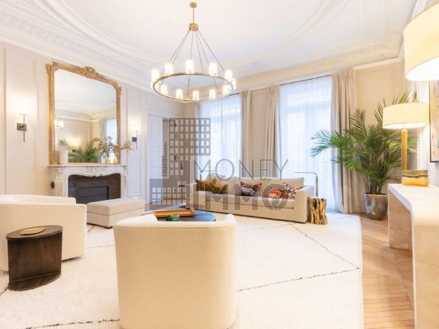 Tout savoir sur cet appartement dans le quartier Triangle d'Or, à Paris 8ème