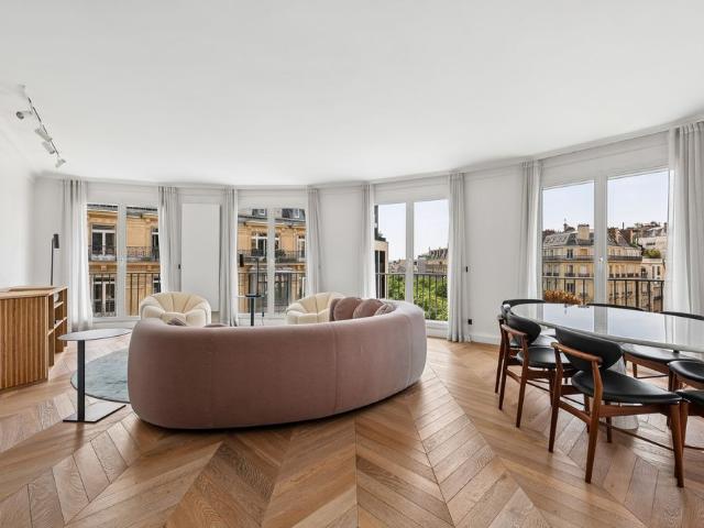 Tout savoir sur cet appartement dans le quartier Triangle d'Or, à Paris 8ème