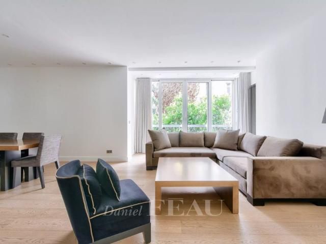 Tout savoir sur cet appartement dans le quartier Triangle d'Or, à Paris 8ème