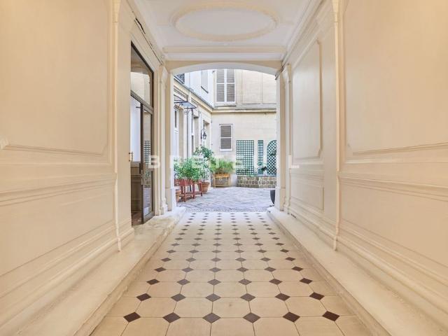 Tout savoir sur cet appartement dans le quartier Triangle d'Or, à Paris 8ème