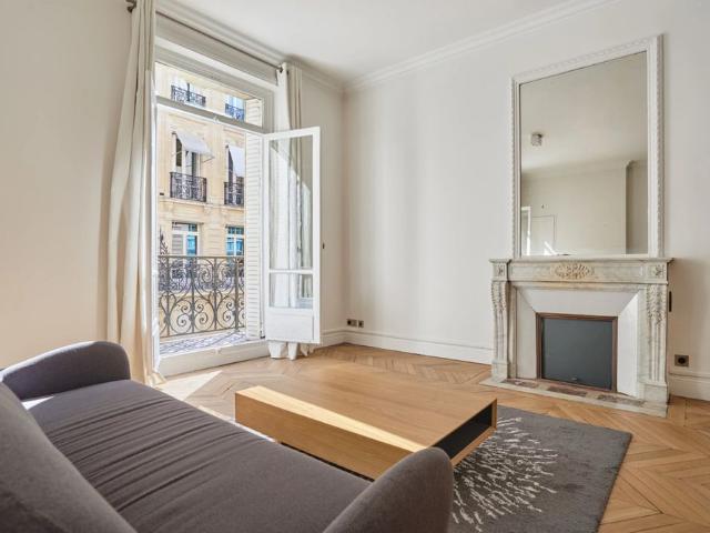 Tout savoir sur cet appartement dans le quartier Triangle d'Or, à Paris 8ème