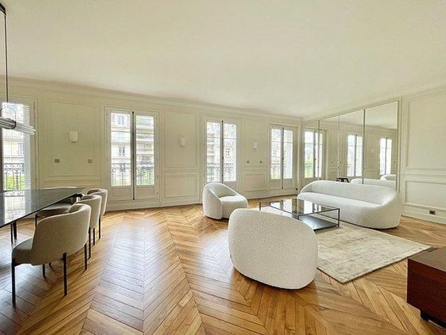 Tout savoir sur cet appartement dans le quartier Triangle d'Or, à Paris 8ème