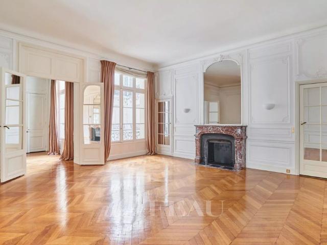 Tout savoir sur cet appartement dans le quartier Triangle d'Or, à Paris 8ème