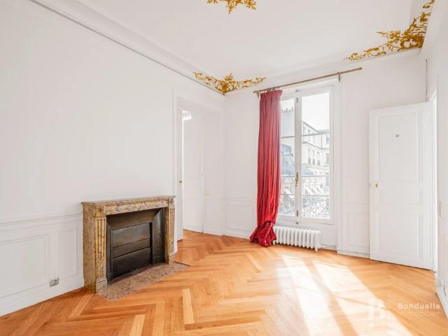 Tout savoir sur cet appartement dans le quartier Triangle d'Or, à Paris 8ème