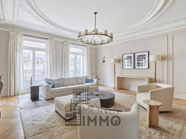 Tout savoir sur cet appartement dans le quartier Triangle d'Or, à Paris 8ème