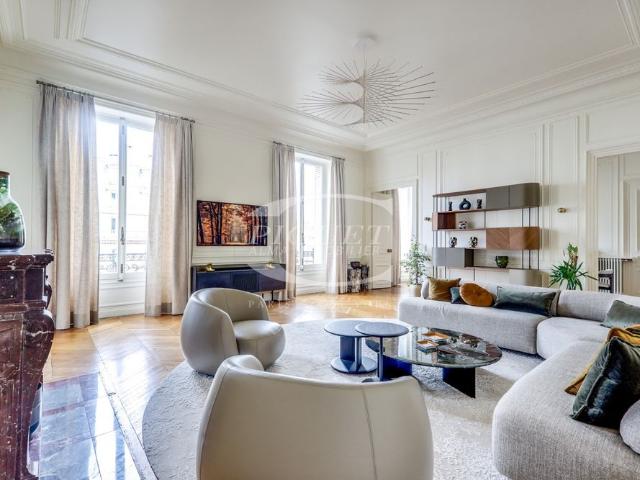 Tout savoir sur cet appartement dans le quartier Triangle d'Or, à Paris 8ème