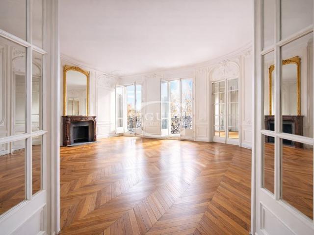 Tout savoir sur cet appartement dans le quartier Triangle d'Or, à Paris 8ème