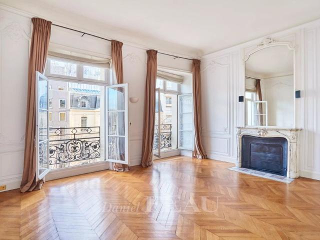 Tout savoir sur cet appartement dans le quartier Triangle d'Or, à Paris 8ème