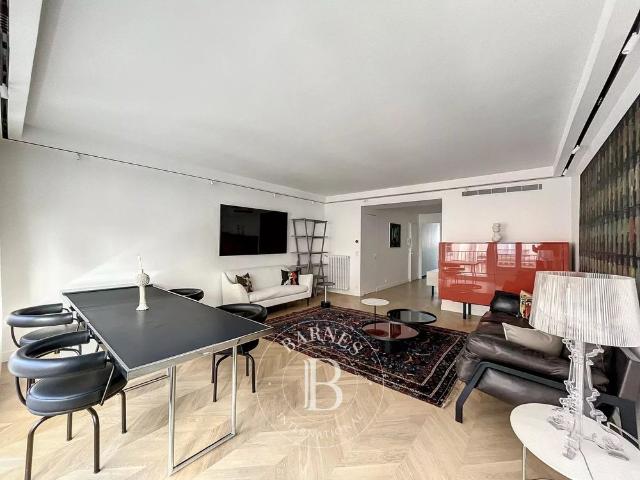 Tout savoir sur cet appartement dans le quartier Triangle d'Or, à Paris 8ème