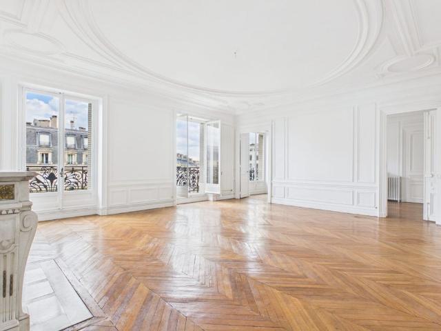 Tout savoir sur cet appartement dans le quartier Triangle d'Or, à Paris 8ème