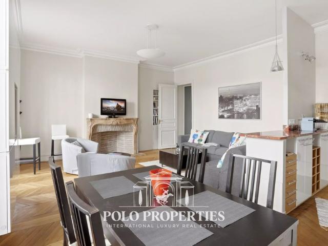 Tout savoir sur cet appartement dans le quartier Triangle d'Or, à Paris 8ème