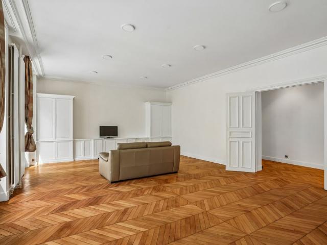 Tout savoir sur cet appartement dans le quartier Triangle d'Or, à Paris 8ème