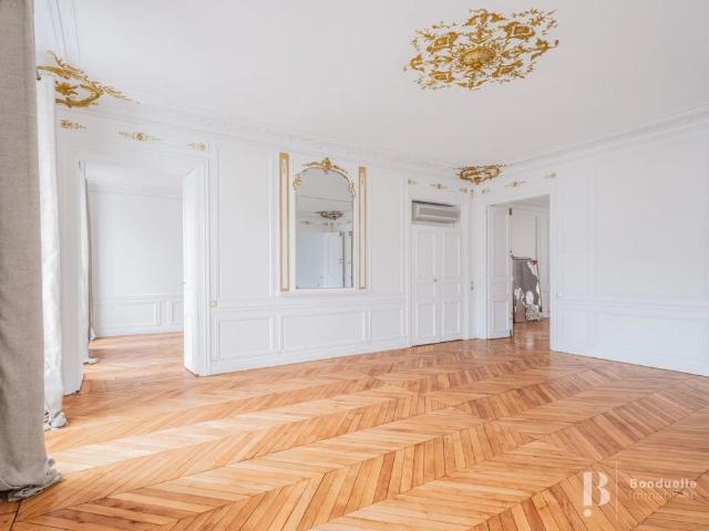 Tout savoir sur cet appartement dans le quartier Triangle d'Or, à Paris 8ème