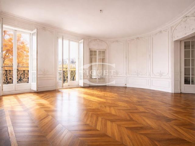 Tout savoir sur cet appartement dans le quartier Triangle d'Or, à Paris 8ème