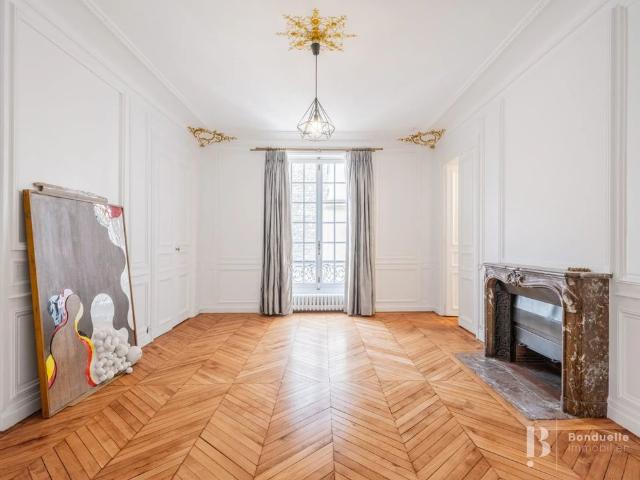 Tout savoir sur cet appartement dans le quartier Triangle d'Or, à Paris 8ème