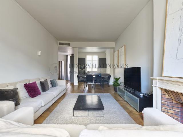 Tout savoir sur cet appartement dans le quartier Triangle d'Or, à Paris 8ème