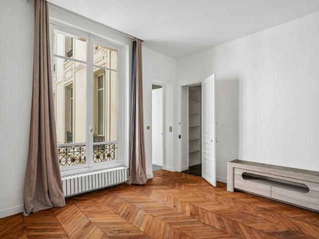 Tout savoir sur cet appartement dans le quartier Triangle d'Or, à Paris 8ème