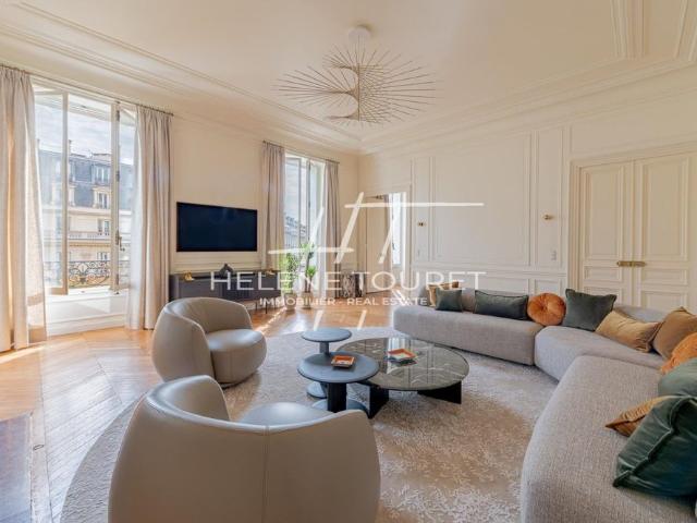 Tout savoir sur cet appartement dans le quartier Triangle d'Or, à Paris 8ème
