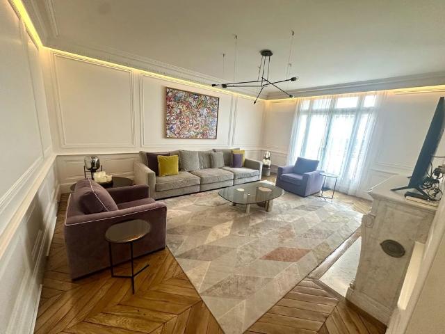Tout savoir sur cet appartement dans le quartier Triangle d'Or, à Paris 8ème