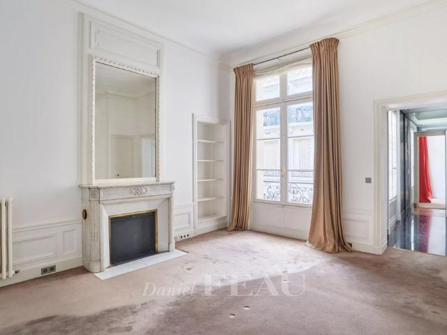 Tout savoir sur cet appartement dans le quartier Triangle d'Or, à Paris 8ème