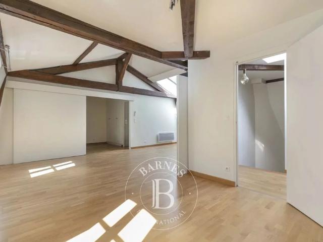 Tout savoir sur cette maison dans le quartier Ecole Militaire, à Paris 7ème