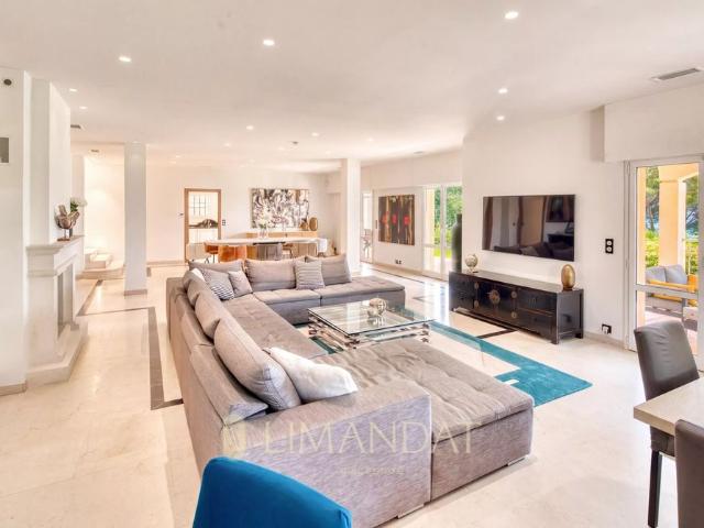 Tout savoir sur cette maison dans le quartier Saint Martin Le Miracle, à Mougins